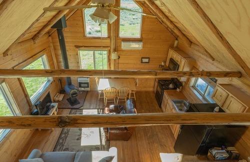 Cameron Cabin | Sheep Creek Cabin B is a cozy cabin featuring amazing views and prime location.