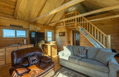 Cameron Cabin | Sheep Creek Cabin B is a cozy cabin featuring amazing views and prime location.