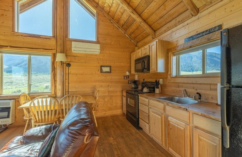 Cameron Cabin | Sheep Creek Cabin B is a cozy cabin featuring amazing views and prime location.