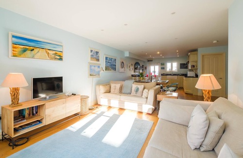 Aldeburgh Apartment | Shell Cottage - sleeps 8 guests in 4 bedrooms