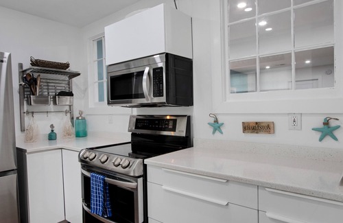 Mount Pleasant House | Shem Creek Retreat by AvantStay | 10 Mins to Downtown Charleston | Yard + Patio