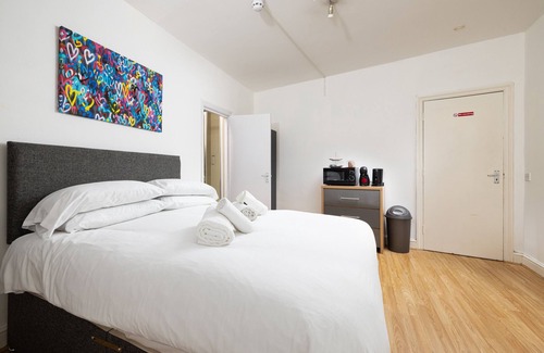 Shepherd's Bush Bed & Breakfast | Shepherd's Bush 8 suite room for 2 people