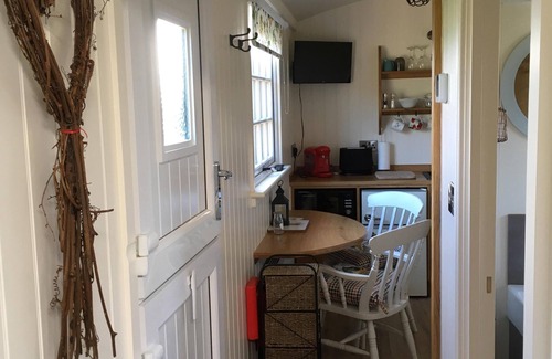 South Gorley Cottage | SHEPHERD'S HUT (DELUXE). Beautiful 1 bedroom, with patio, ideal for couples.