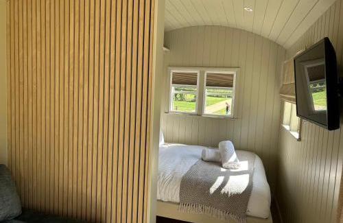 Ashby cum Fenby Apartment | Shepherd's Huts at Hall Farm