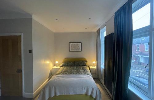 Wormholt and White City House | Shepherds Bus- 3 Bed Sleeps 6 Parking