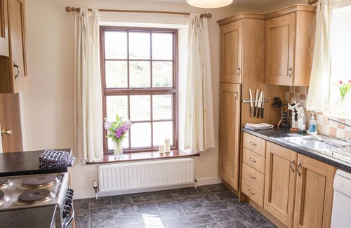 Omagh Cottage | SHEPHERDS' RETREAT, pet friendly, with open fire in Gortin