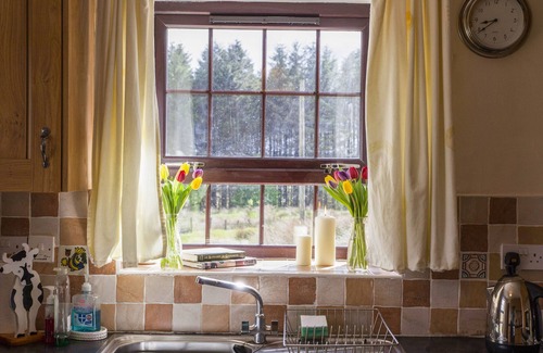 Omagh Cottage | SHEPHERDS' RETREAT, pet friendly, with open fire in Gortin