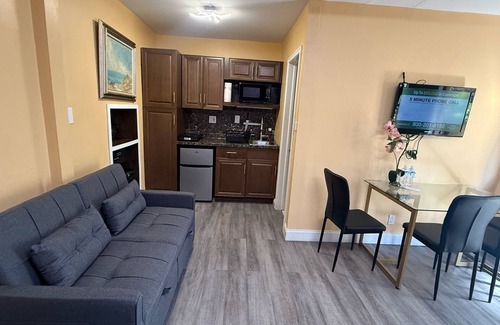 Dania Beach House | Sheridan Guesthouse