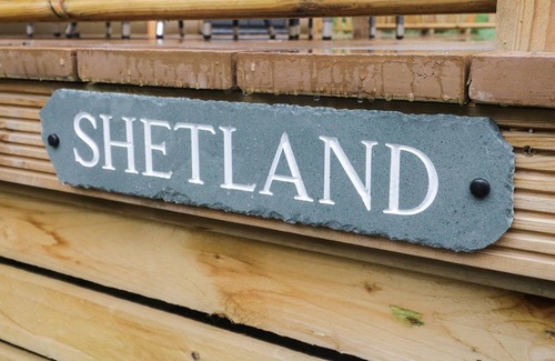 Allithwaite Cabin | SHETLAND, family friendly, with hot tub in Cartmel