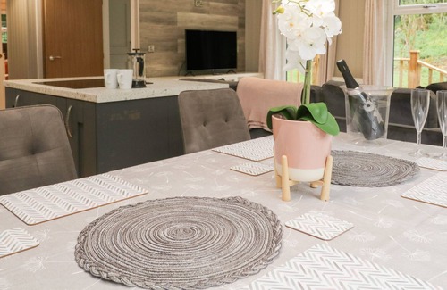 Allithwaite Cabin | SHETLAND, family friendly, with hot tub in Cartmel