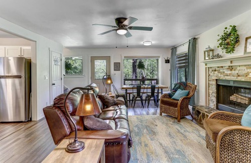 Hayesville Cabin | Shooting Creek Cottage Walk n' Creek Fronatge! Close to Lake Chatuge! Fish WiFi