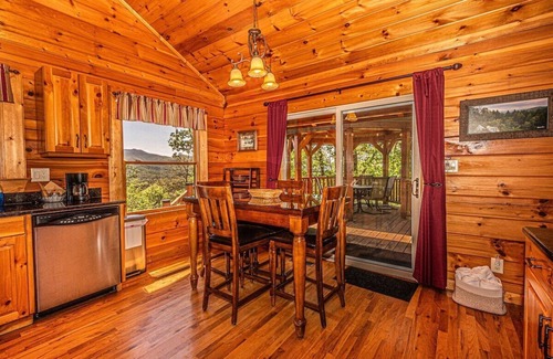 Qualla Cabin | Shooting Star Ridge: A cozy 2-bedroom cabin in Whittier, NC