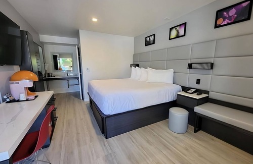 Newhall Hotel | Shopping Spree at Westfield Valley Fair Shopping Mall and Santana Row! Parking