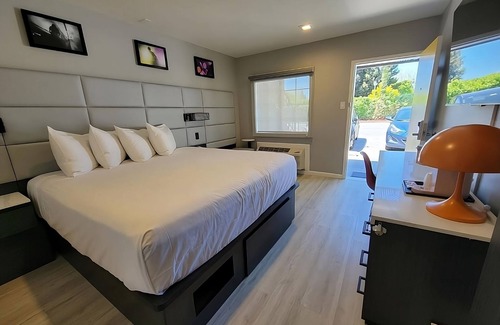 Newhall Hotel | Shopping Spree at Westfield Valley Fair Shopping Mall and Santana Row! Parking