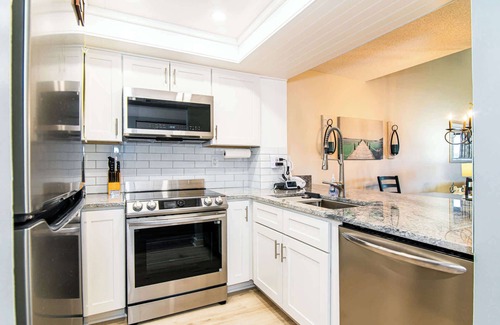 Myrtle Beach Condo | Shore Dr Lake View Retreat w Pools and Pickleball