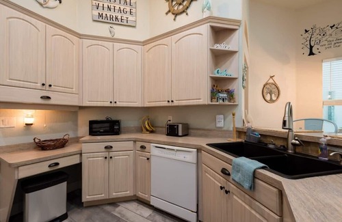 Spring Hill House | "Shore Fun, Bare Feet Retreat"