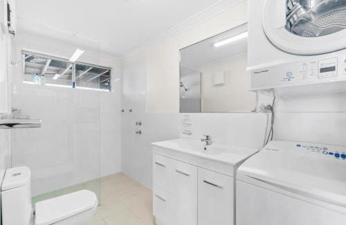 Gracetown House | Shorelands - Stylish Beach-side Haven, Steps from the Beach and Surf in Gracetown