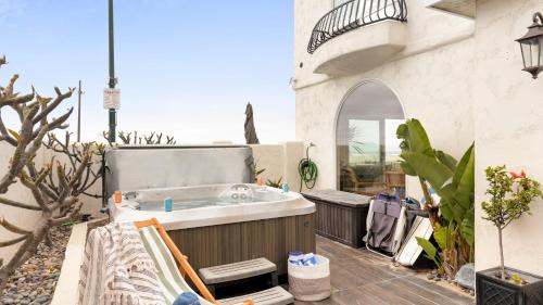 South Mission Beach House | Shoreline by AvantStay Spectacular Beachfront Home w Fire Pit Spa Pool Table