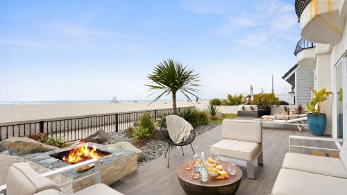 South Mission Beach House | Shoreline by AvantStay Spectacular Beachfront Home w Fire Pit Spa Pool Table