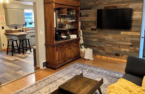 Green Bay House | Short drive to Door Co., shorter walk to Lambeau