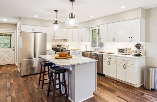 Cambridge House | Short drive to Downtown Cambridge | Private Dock | Pool | 16.5 Acres | Guest Hou