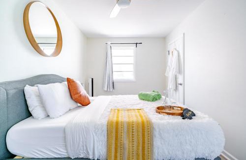 Victorian Village Apartment | Short North Convention Private Parking Pets!