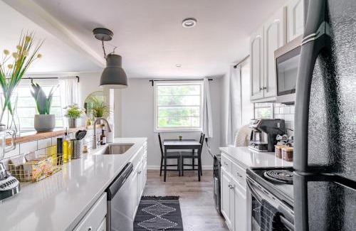 Victorian Village Apartment | Short North Convention Private Parking Pets!