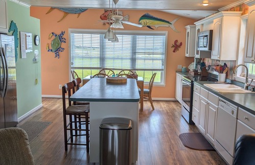 Holden Beach Cottage | Short walk to the beach Dog friendly too! Docking for boaters!
