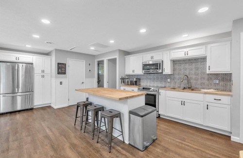 Lakeside Cottage | Short walk to the pool/tennis/rec center Great outdoor space