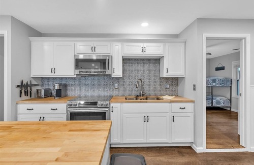 Lakeside Cottage | Short walk to the pool/tennis/rec center Great outdoor space