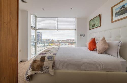 Liverpool City Centre Apartment | Sidemersey Livings- Unmatched Panoramic Views, Secure Parking, Beautiful Balcony- A Stay to Remember