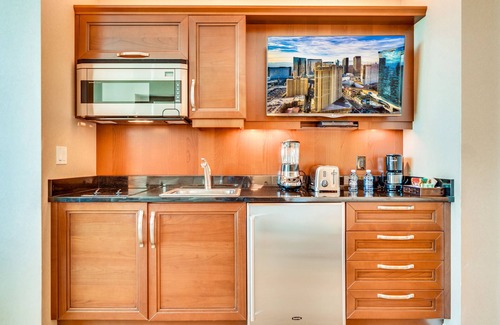 Las Vegas Hotel | Signature Deluxe Balcony Studio by Jet Luxury