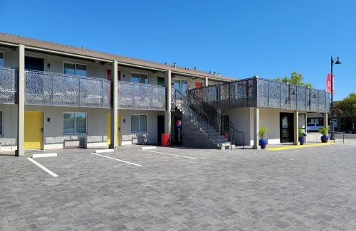 Newhall Hotel | Signature Inn Santa Clara