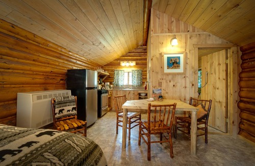 Silver Gate Cabin | Silver Gate Lodging