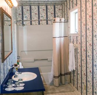 Bridgeport Hotel | Silver Maple Inn