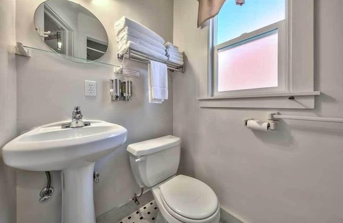 Bridgeport Hotel | Silver Maple Inn