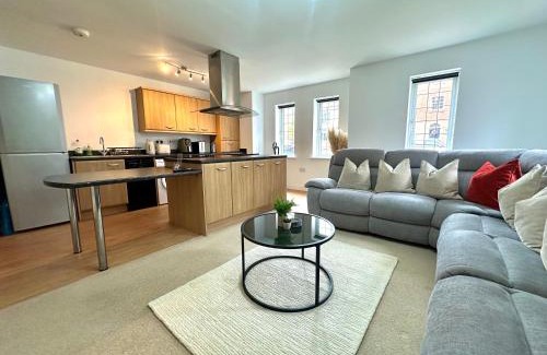 Grimsby Apartment | Silver Sky Apartment - Private Parking - Fast Wifi