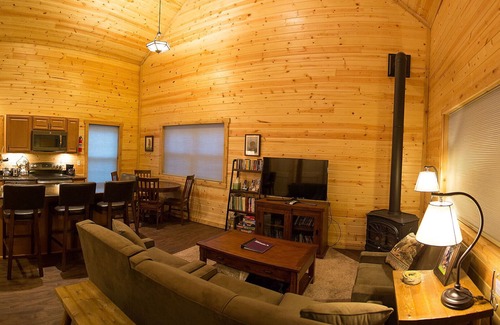 Silver Gate Cabin | Silver Willows Ursa Cabin on 4 Acres by the Creek