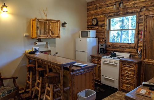 Silver Gate Cabin | SilverTip Cabins-Next to Yellowstone's NE Entrance, Silver Gate, MT