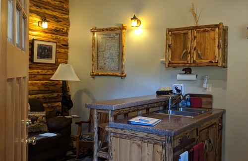 Silver Gate Cabin | SilverTip Cabins-Next to Yellowstone's NE Entrance, Silver Gate, MT