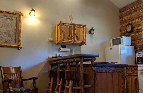 Silver Gate Cabin | SilverTip Cabins-Next to Yellowstone's NE Entrance, Silver Gate, MT