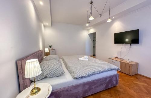 Zvolen Apartment | Simcity I City square w balcony 24 7 self check-in 1 min walk to Europa shopping mall