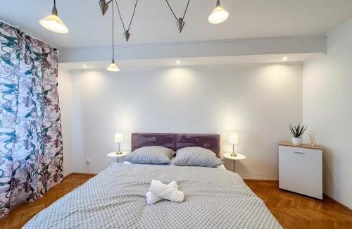 Zvolen Apartment | Simcity I City square w balcony 24 7 self check-in 1 min walk to Europa shopping mall