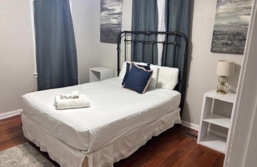 Griffin Heights Apartment | Simple 1950s Home Budget Stay , Basic comforts