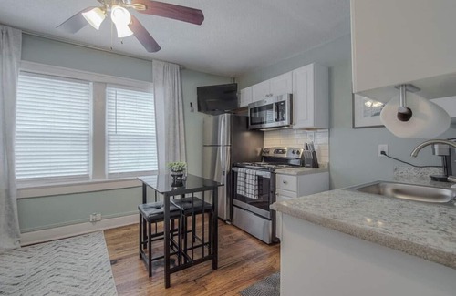 Country Club Plaza Area Apartment | Simple PLAZA Comfort!