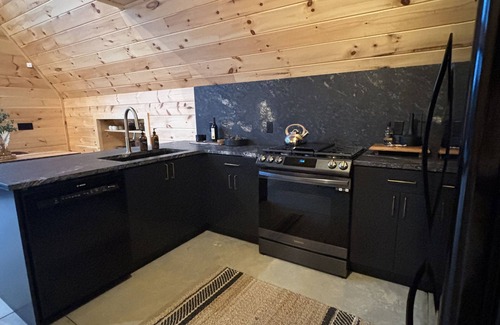 Ellijay Cabin | Simplicity has "A" style of its own! Brand new mountain retreat in East Ellijay