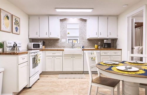 Salem House | Simply Salem Suite - Firepit - Dogs Welcome