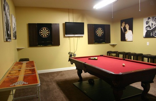 Paradise House | Sinatra-Themed Las Vegas House 6 bedroom with Pool & Game Room