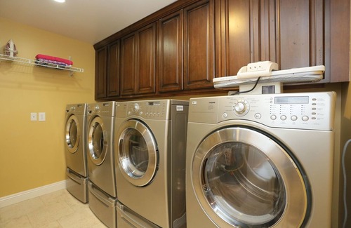 Paradise House | Sinatra-Themed Las Vegas House 6 bedroom with Pool & Game Room