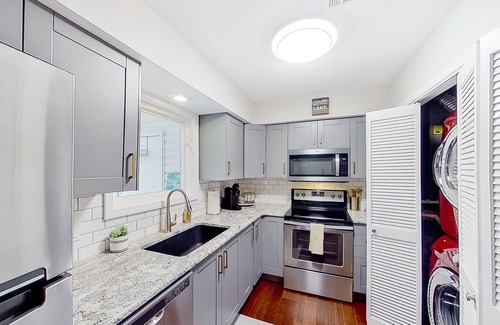 Lakeland Condo | Single-level lake-view condo with dock, outdoor pool, washer/dryer, & central AC